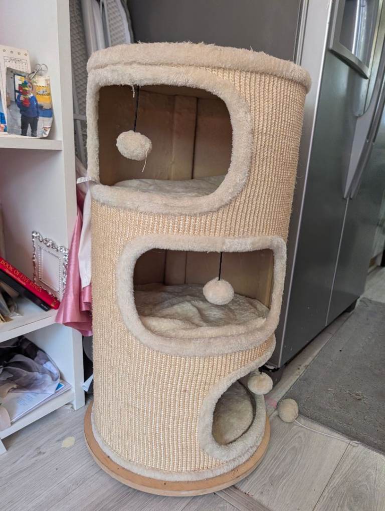 Multi lever cat tree/ big scratching post