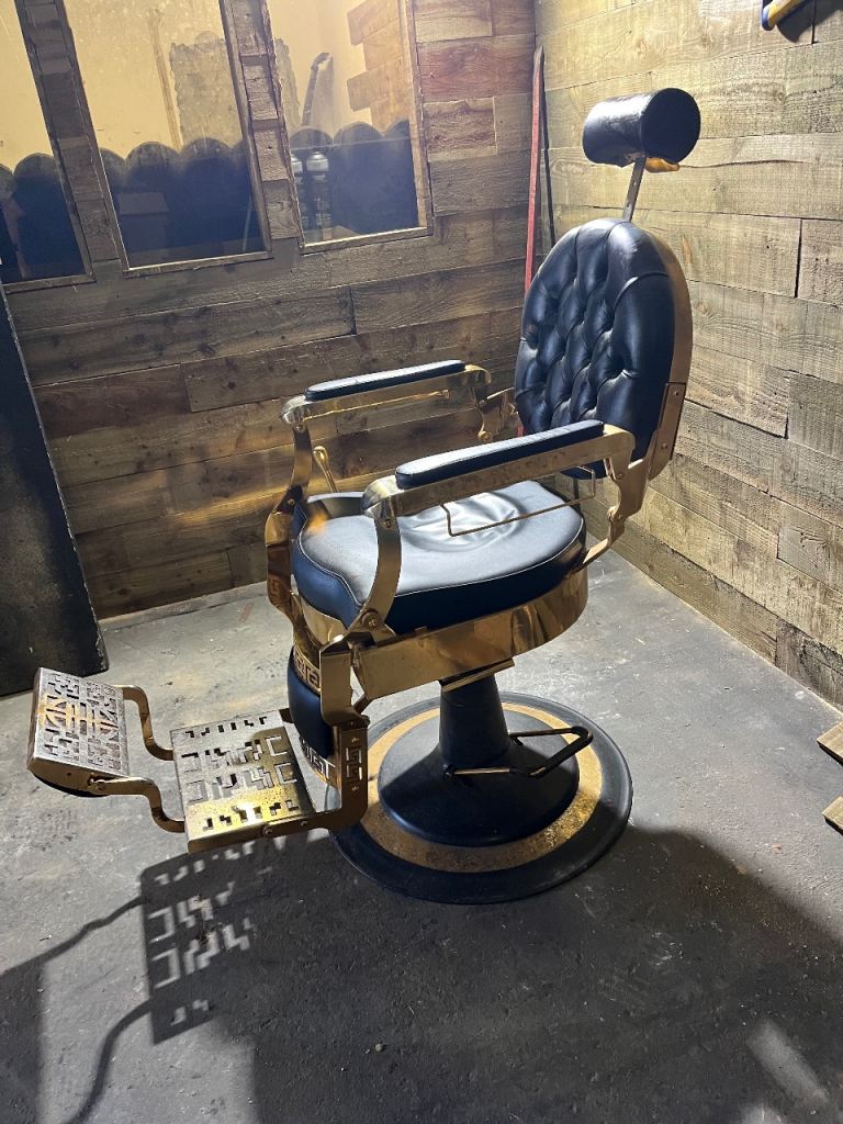 Black Leather Barber Chair – Good Condition, Hydraulic Lift
