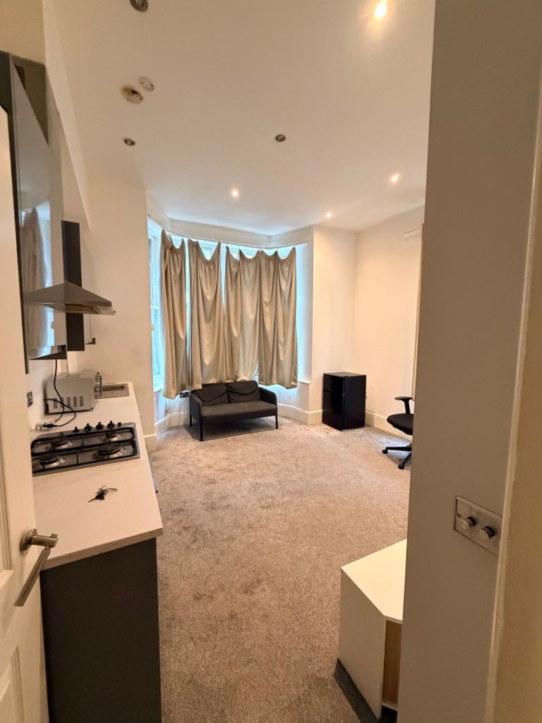 2 mins walk to town centre one bed ground floor flat  