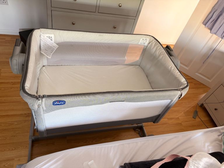 Chicco Next2Me Bedside Crib – Grey, Good Condition