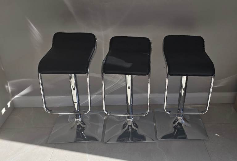 Set of 3 Black and Chrome Bar Stools – Good Condition