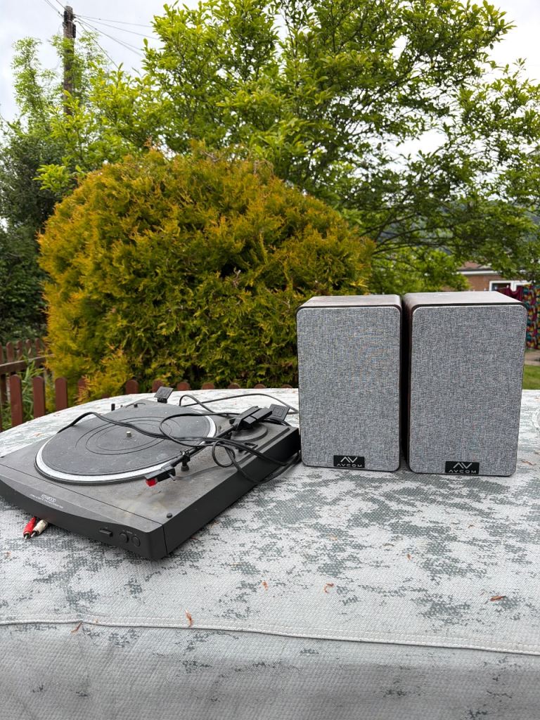 Kenwood record deck and speakers
