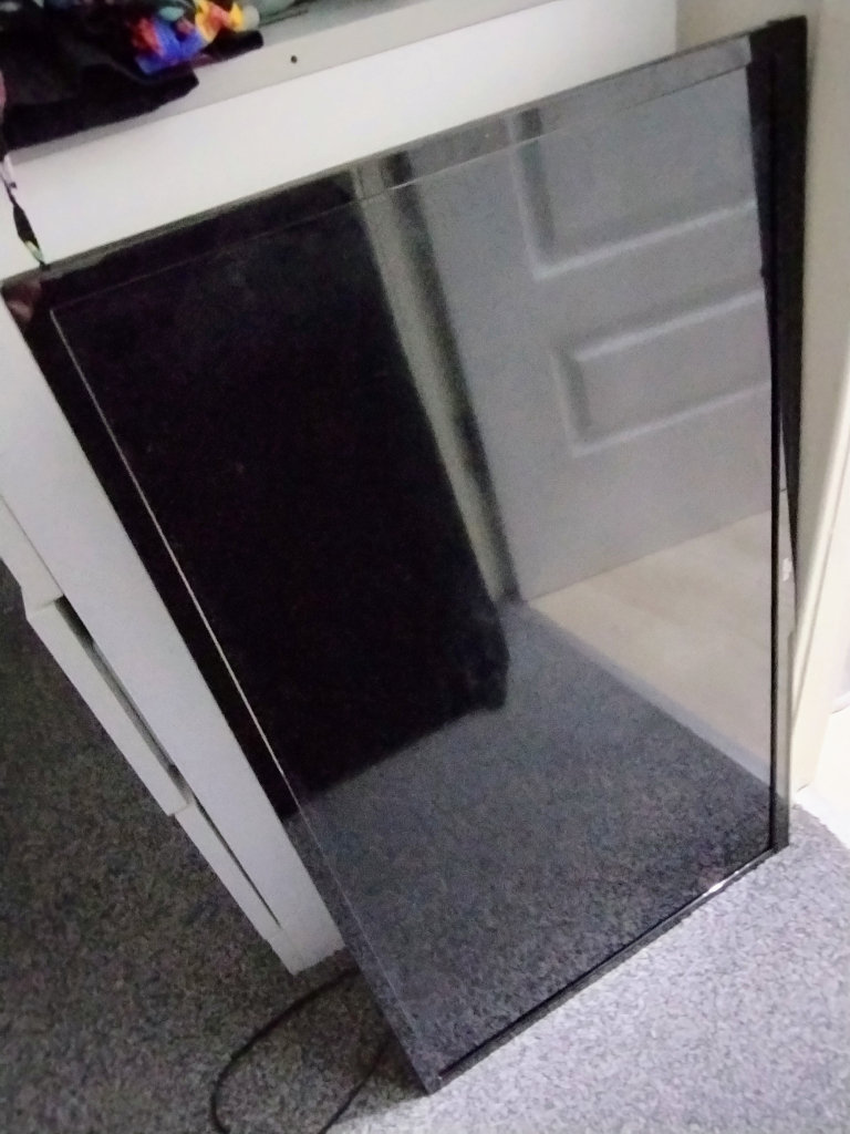 Bush black 32 inch Tv/DVD combi with wall bracket. 