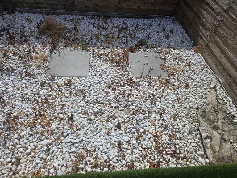 White garden pebbles 