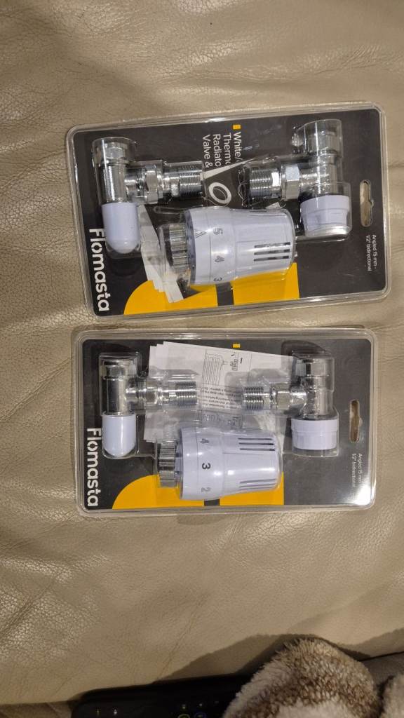 Flomasta white/chrome thermostatic radiator valave & lock x 2 sets