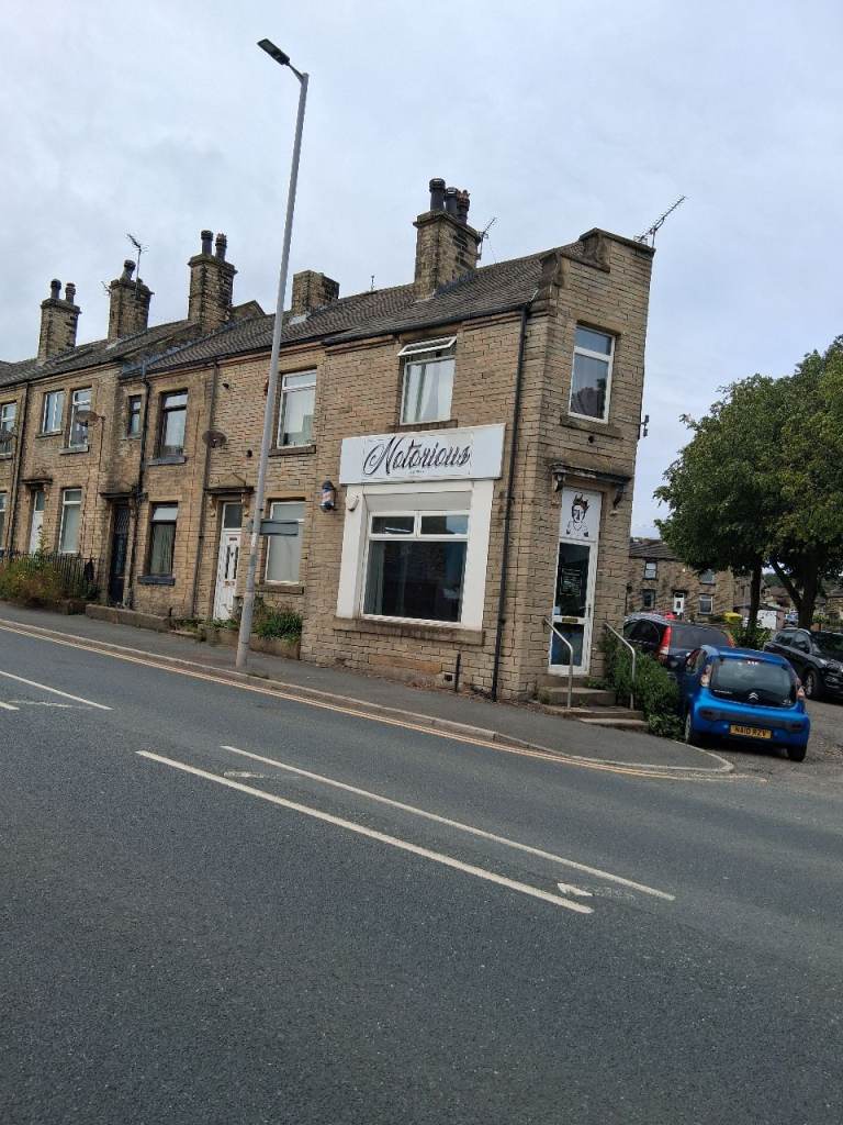 Empty corner shop to let in Low moor Bradford 