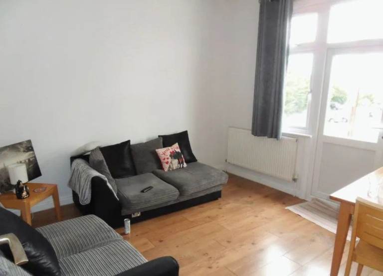 Spacious three double-bedroom split-level first-floor apartment to rent in Wembley - Dagmar Ave.