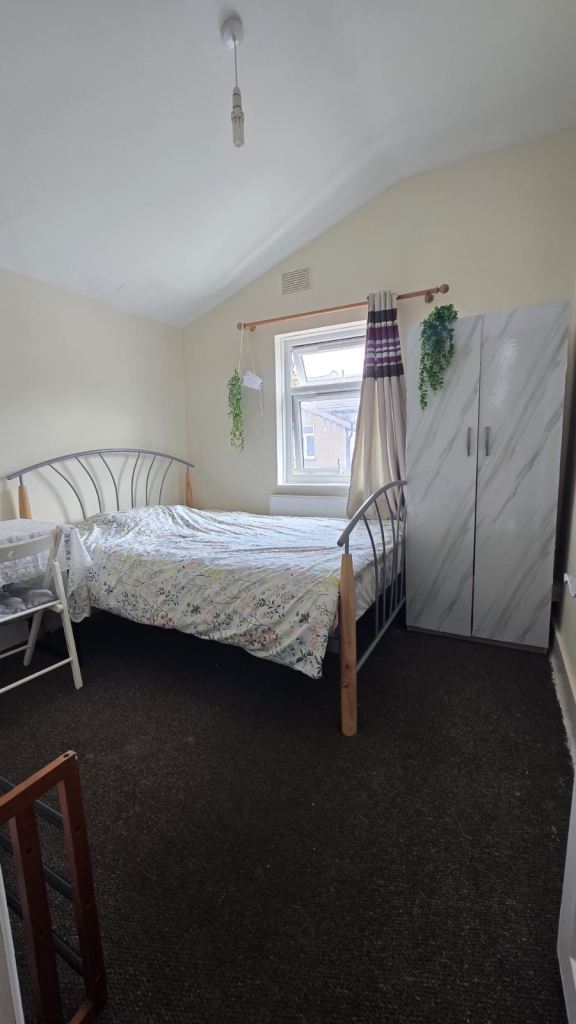 🏡 Spacious Furnished Double Room Available – Bills Included – E13 0BQ
