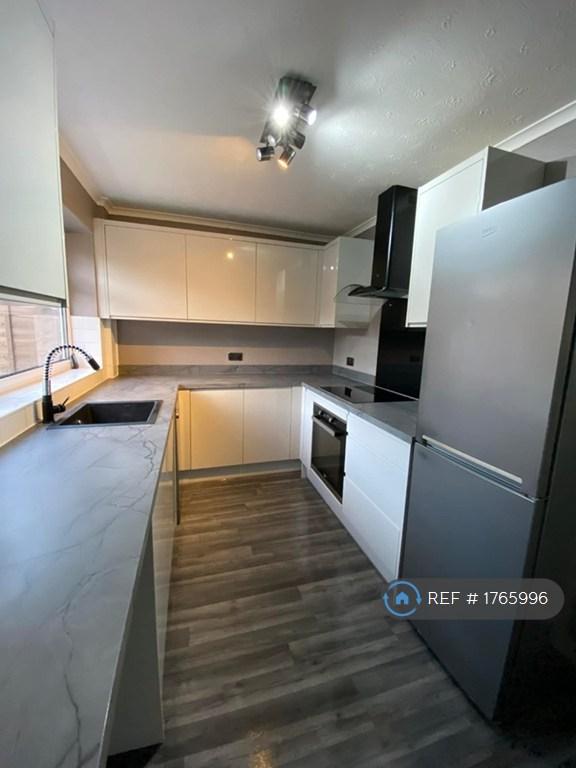 image for 3 bedroom house in Inglewood Avenue, Camberley, GU15 (3 bed) (#1765996)