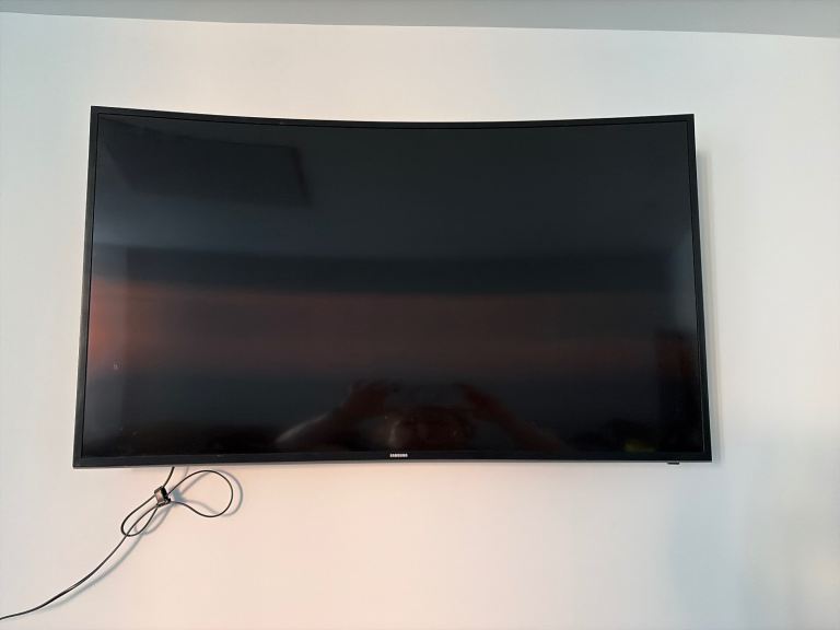 Samsung Curved Smart TV – Good Condition