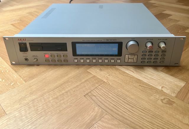 Akai S3000XL Midi Stereo Digital Sampler + Fuse mod and New