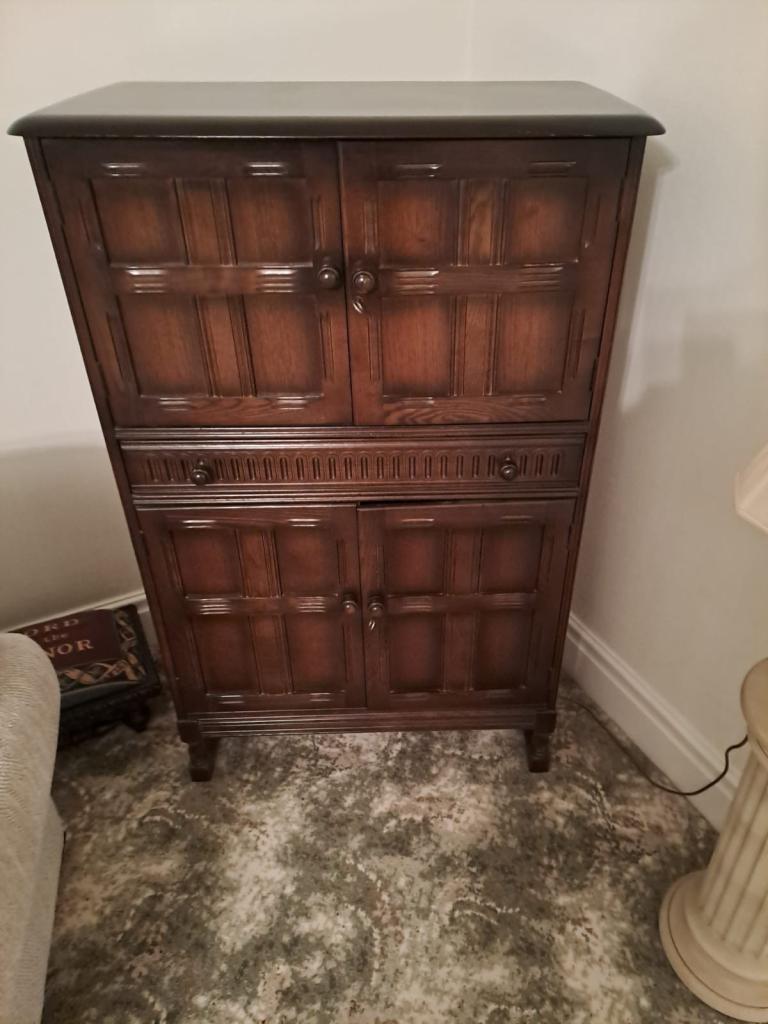 Bar cabinet complete with glasses