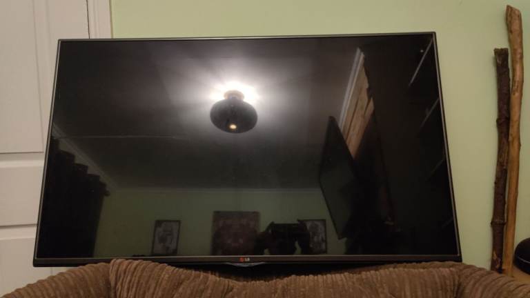 49" LG TV *working but spares/repairs*