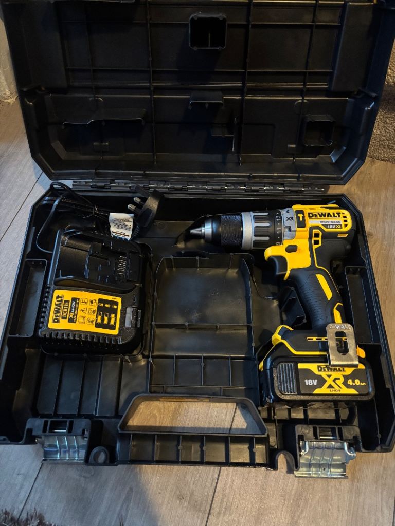 Dewalt XR 18v brushless Combi drill 4amp charger box 
