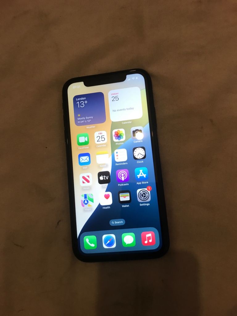 Apple iPhone XR 64gb unlocked looks nearly new fully works battery health 84%