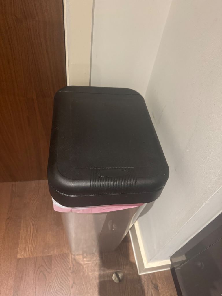 Kitchen Dustbin with Black Lid – Good Condition