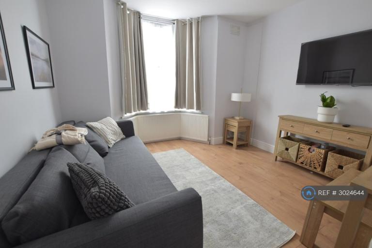 4 bedroom house in Roslyn Road, London, N15 (4 bed) (#3024644)