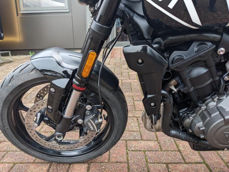 TRIUMPH TRIDENT 660 2024 - BLACK - HEATED GRIPS- 2 SERVICE STAMPS - QUICKSHIFTER