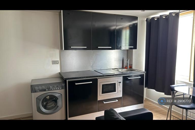 Studio flat in Wellington St, Leeds, LS1 (#2906770)