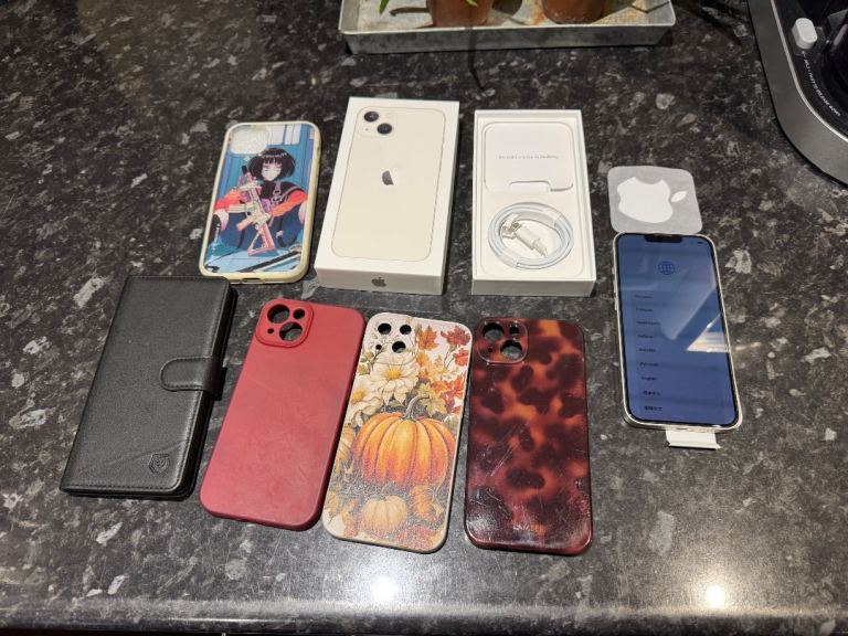 White iPhone 13, 128gb, full working order & excellent condition plus cases