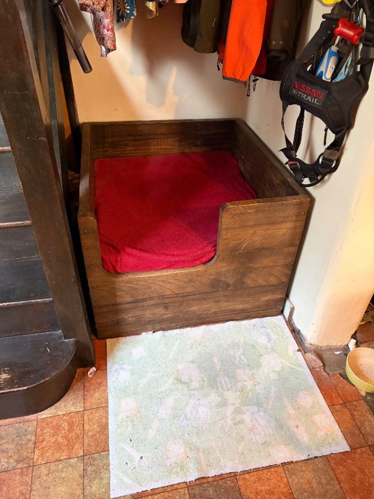 Dog bed (solid wood)