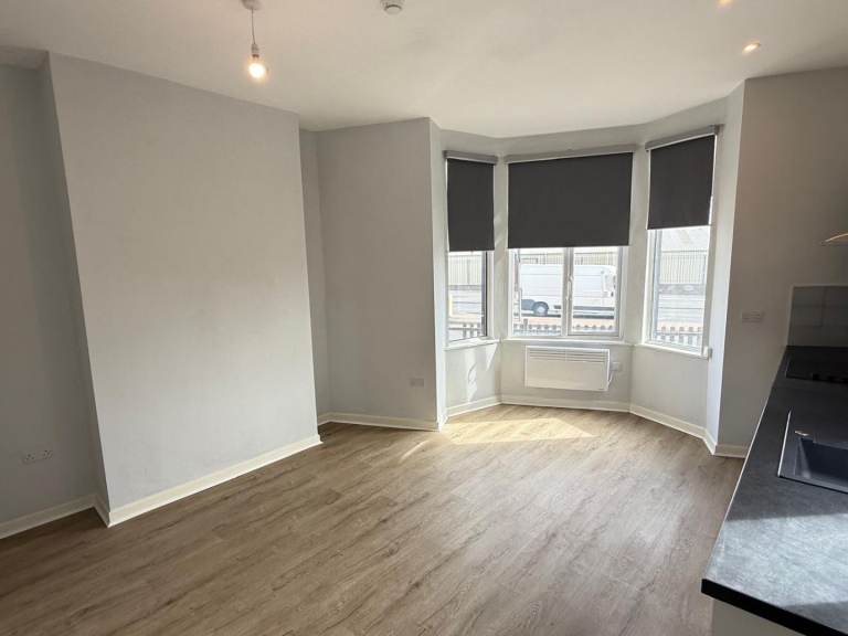 1 bed ground floor apartment quiet street parking
