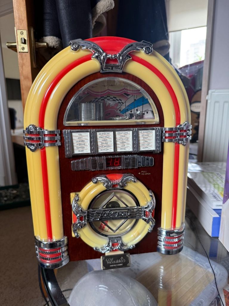 Classic Jukebox Style CD Player with USB and Bluetooth
