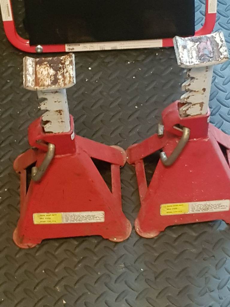 Pair of Red Axle Stands – Used Condition