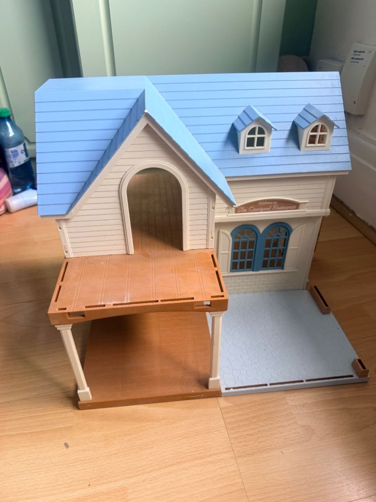 Sylvanian Families Courtyard Restaurant Building - Vintage Used Condition