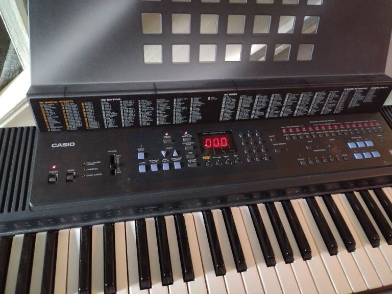 Electric keyboard Casio with power lead and stand in very good condition good working order 