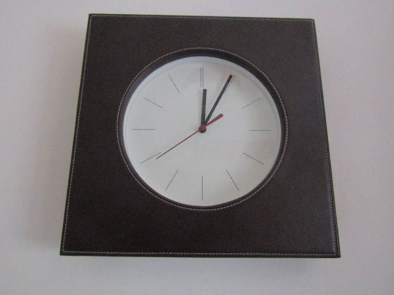 A NICE BATTERY OPERATED WALL CLOCK. WORKS GREAT!