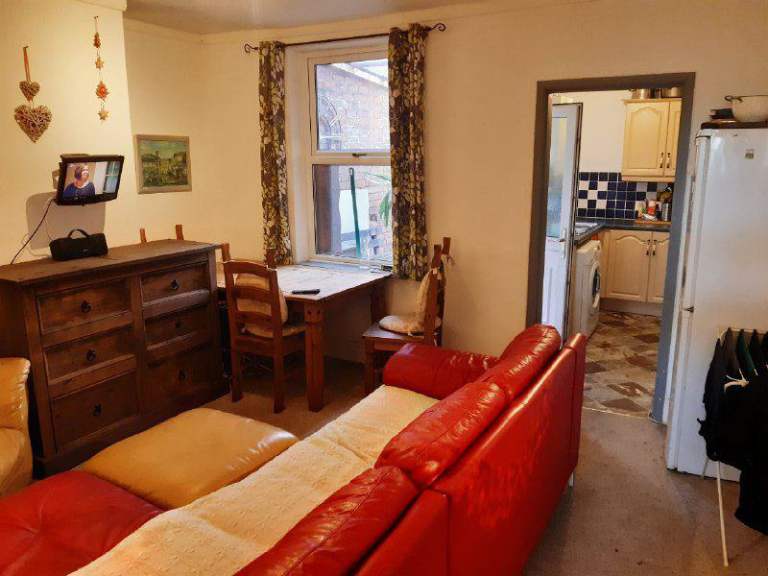 2 rooms available to rent - central Derby immediately