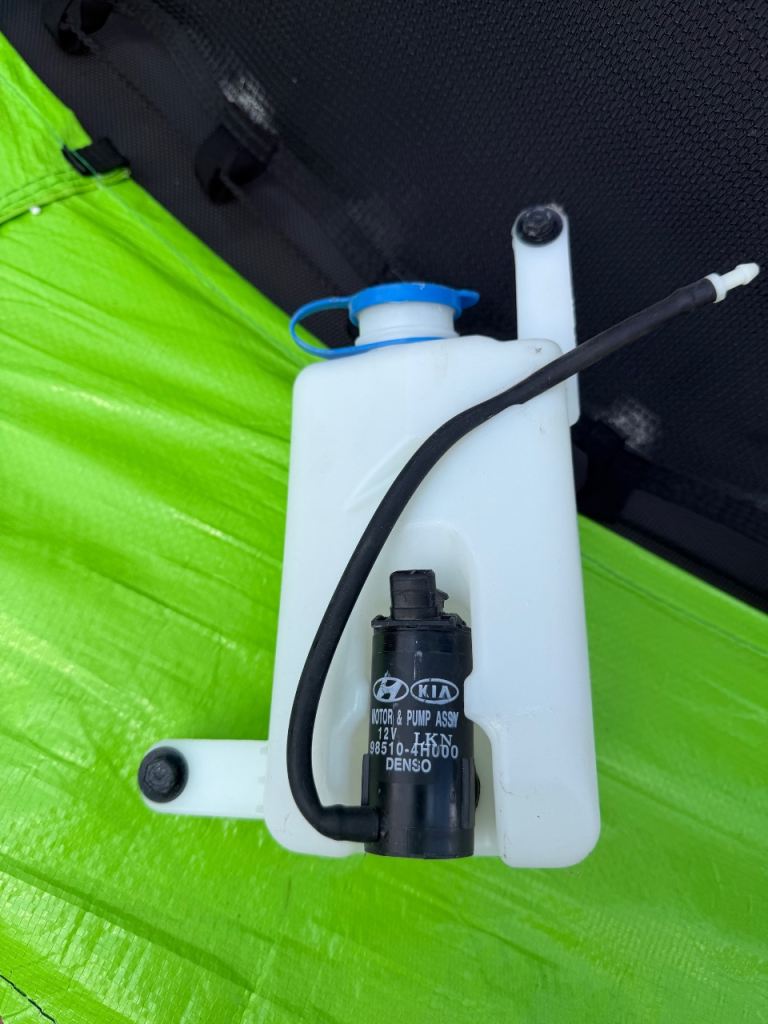 Hyundai / Kia Genuine washer fluid reservoir tank 