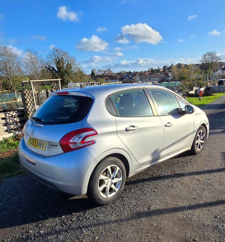Peugeot 208 silver 