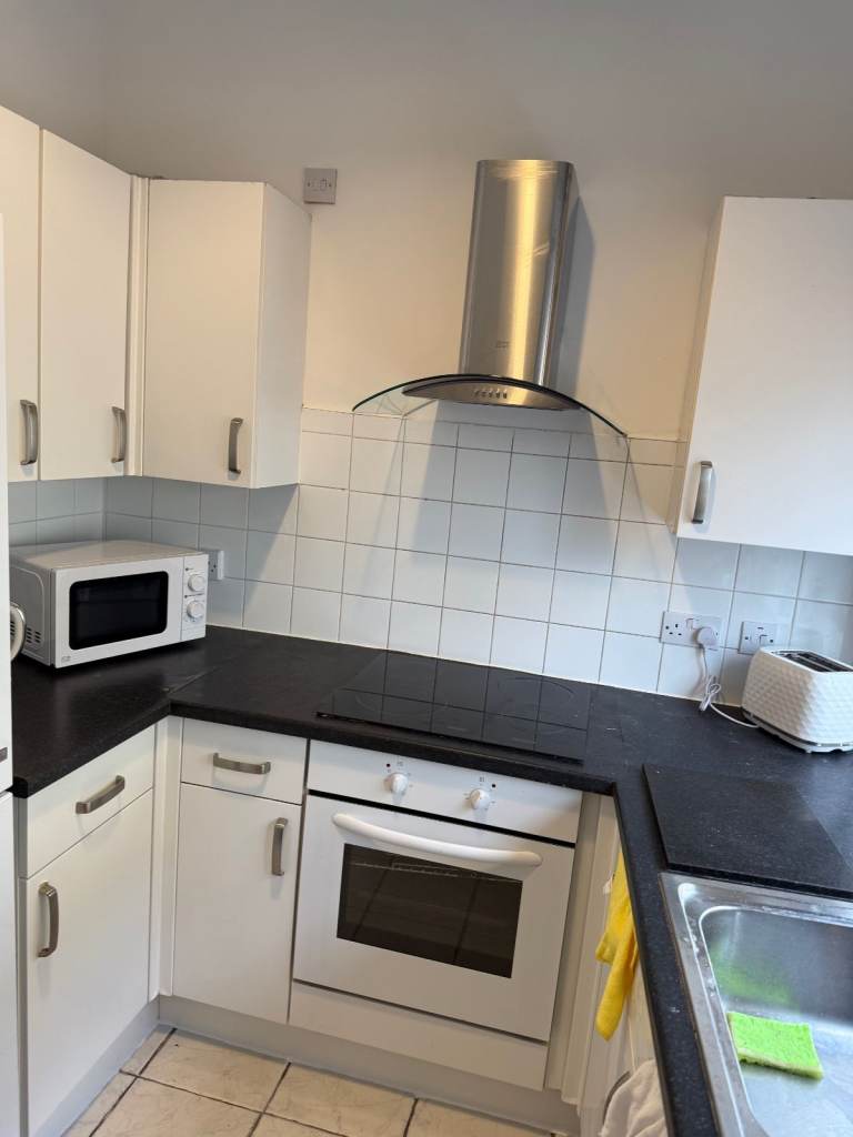 Swindon Town Centre Refurbished  Room To Let With Low Deposit