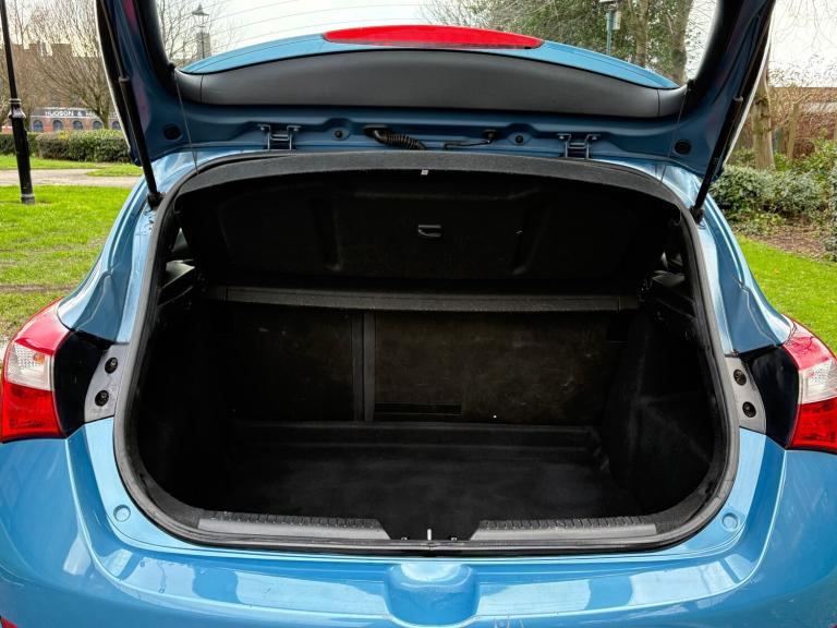 2012 Hyundai i30 1.6 CRDi BLUE DRIVE ACTIVE 5DR **1 OWNER FROM BRAND NEW **£20 TAX HATCHBACK Dies...