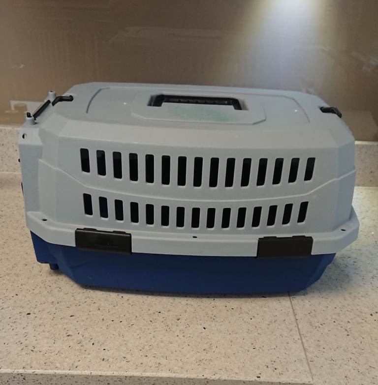 Large pet carrier 