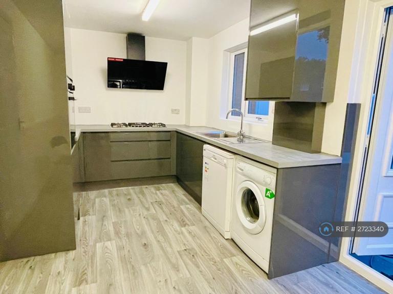 3 bedroom house in Fernleigh Drive, Manchester, M16 (3 bed) (#2723340)