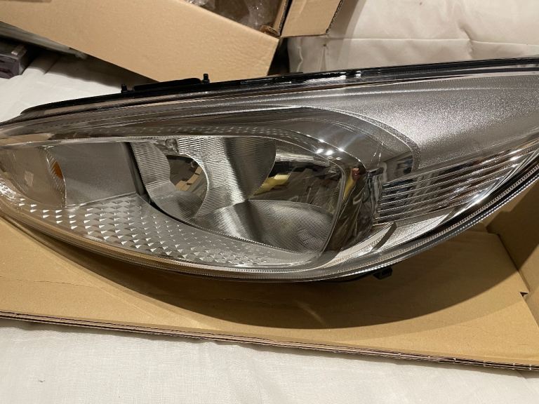 Ford Focus ZTEC right headlight RHD FIEB-13W030-RB