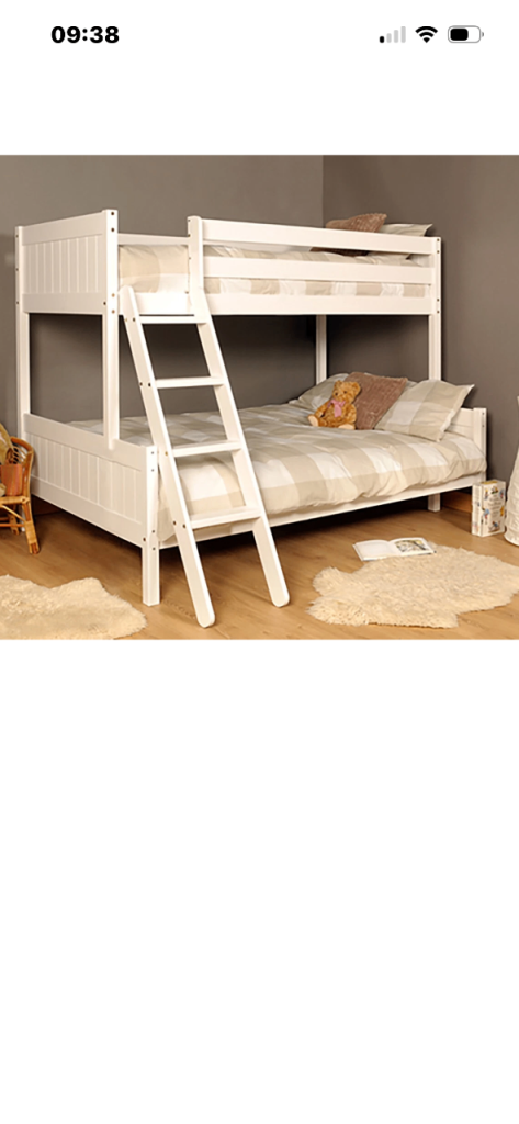 Triple bunk bed in white 4 ft bottom 3 ft top good  Condition