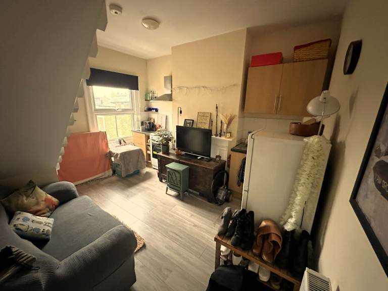ALL INCLUSIVE Studio Flat in Hounslow - Split Level - £1,245 