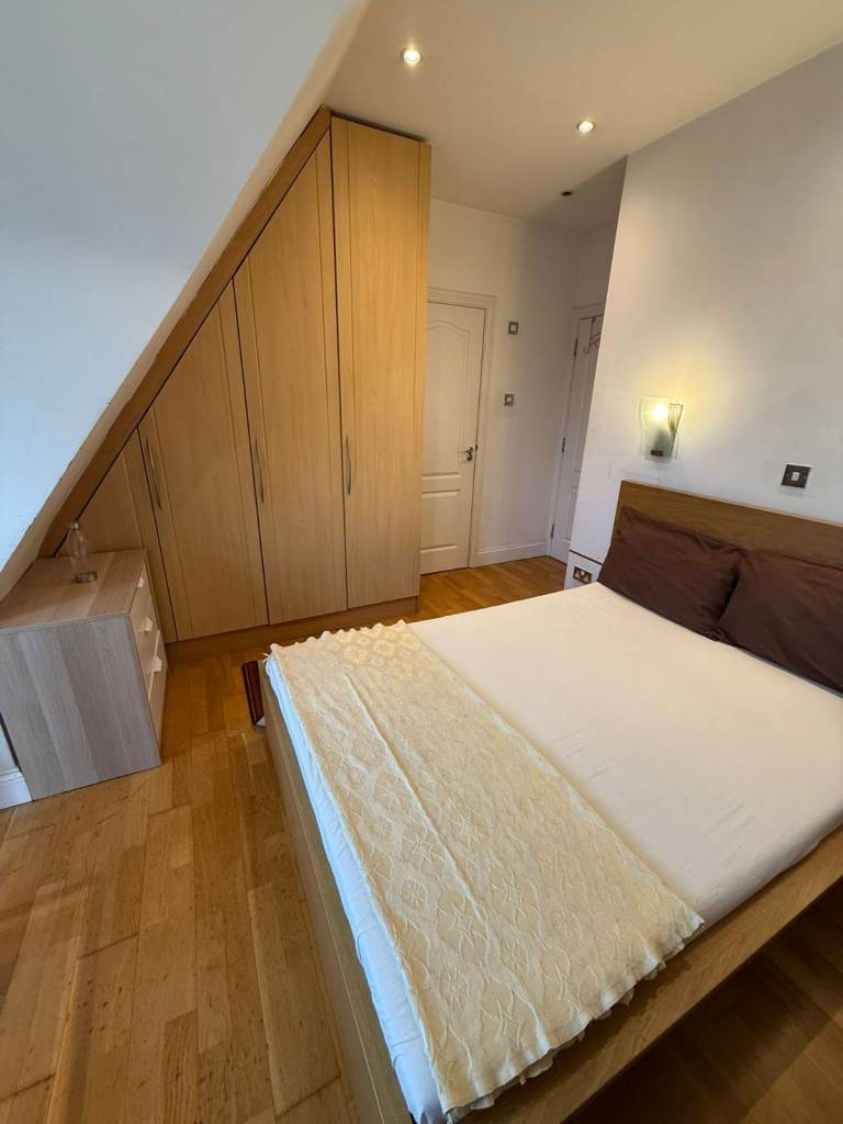 Large double room with ensuite in hendon, 3 mins walk to hendon tube and close to middlesex uni