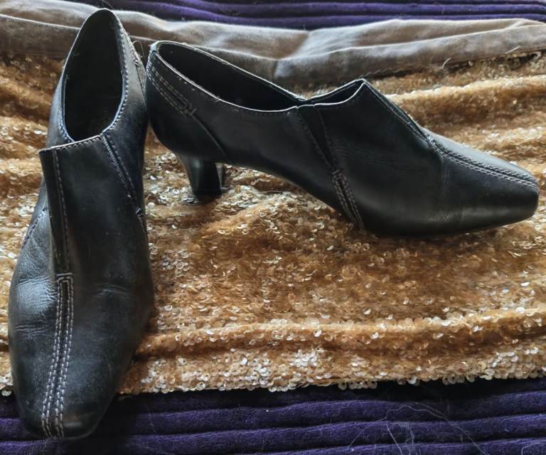 Women Black Ankle Shoes with Small Heel – Good Condition Size 4.5