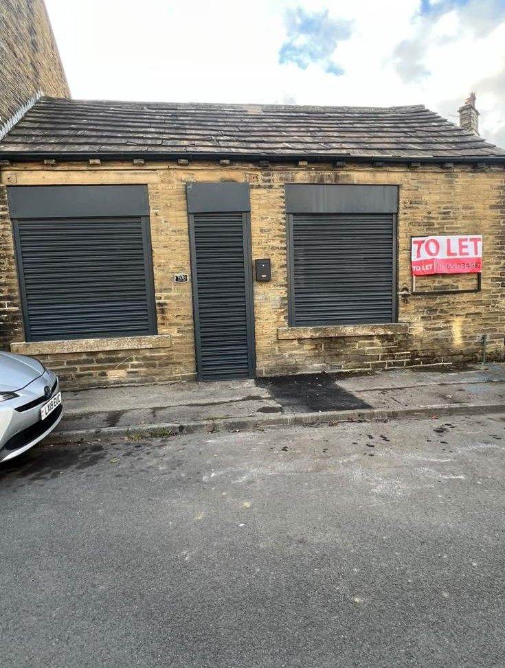 Commercial Unit To Let. Mixed use Office Barbers Nails Storage Shop