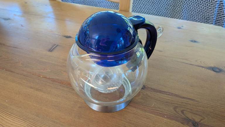 Round glass teapot with infuser
