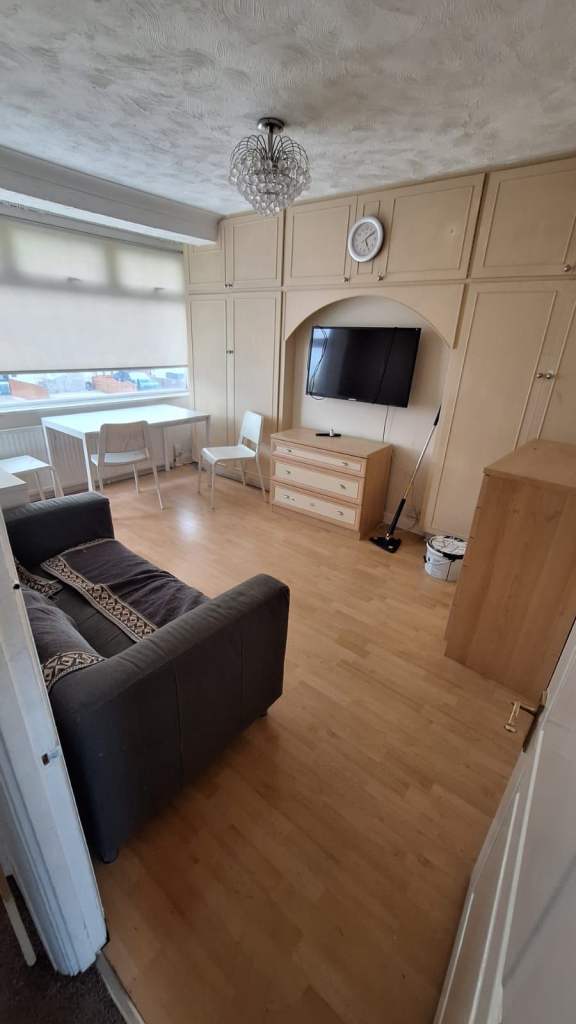 2 BEDROOM FLAT IG6 (ALL INCLUSIVE)