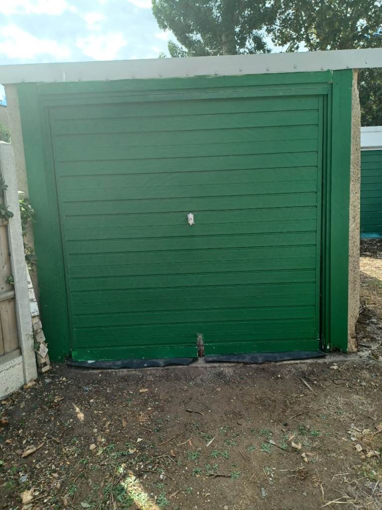 LOCK-UP GARAGE TO LET.. WOODFORD GREEN. EAST LONDON. IDEAL CAR OR STORAGE. CLOSE WOODFORD STATION.