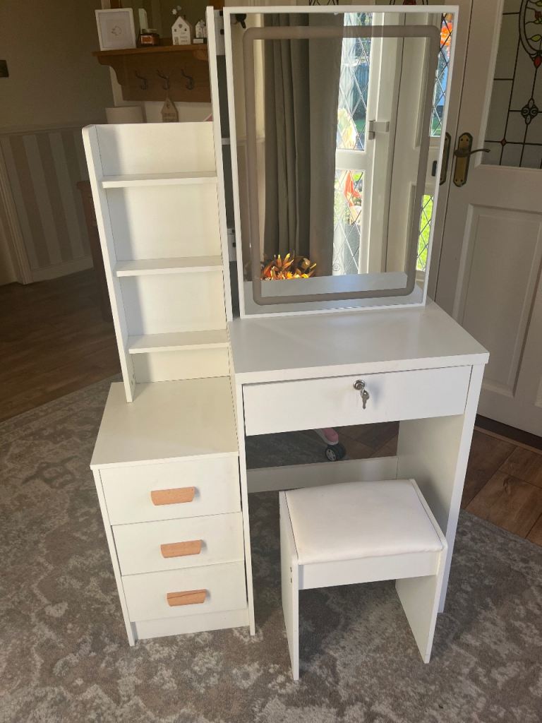 Beauty desk