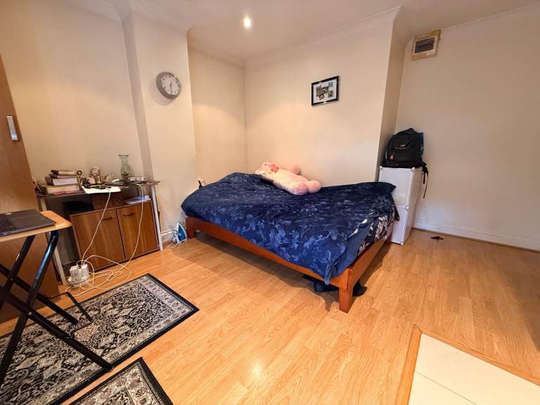 **Cozy Ensuite Room near Barnet General Hospital - All Utility Bills Included**
