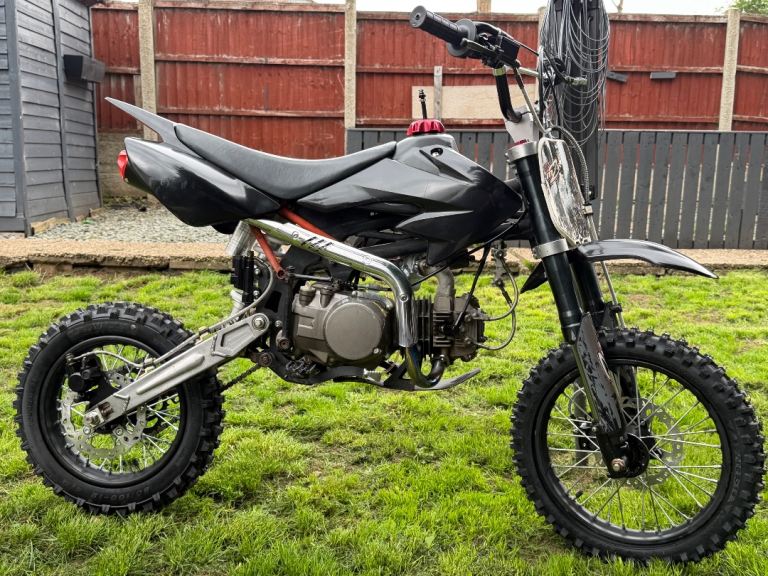 YX140 M2R pit bike gears and clutch runs and rides perfect very good condition 